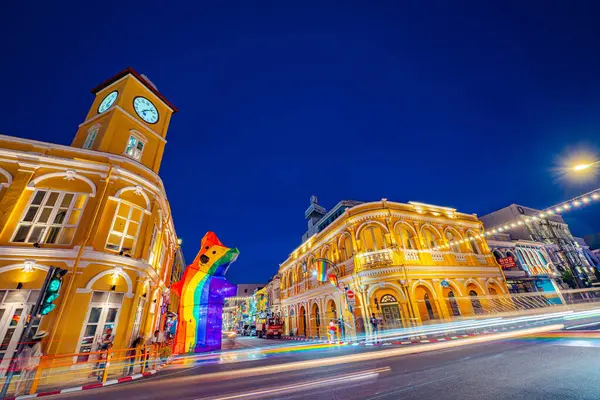 Phuket, Tayland, Haziran 27,2024: Rengarenk bir kutlama ile dolu dramatik bir gün Phuket gururu 2024. Gökkuşağı renkleri Phuket Town.clock kulesi noktasında. Gökkuşağı renkleri