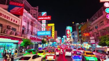 Bangkok, Tayland-Haziran, 13. 2024: Yaowarat bölgesi, dünyanın dört bir yanındaki ünlü film ve müzik videoları için bir çekim yeri. Gece Bangkok 'ta yapılacak en iyi şeyleri keşfedin.