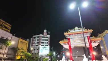 Bangkok, Tayland-Haziran, 13. 2024: Yaowarat bölgesi, dünyanın dört bir yanındaki ünlü film ve müzik videoları için bir çekim yeri. Gece Bangkok 'ta yapılacak en iyi şeyleri keşfedin.