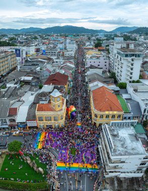 Phuket, Tayland - 29 Haziran 2024: Phuket Town 'da eşit evliliğin kutlanması için Aerial Top view Büyük açılış etkinliği. Phuket 'in Chater kavşağındaki düğüne büyük bir kalabalık katıldı.