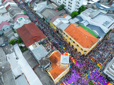 Phuket, Tayland - 29 Haziran 2024: Phuket Town 'da eşit evliliğin kutlanması için Aerial Top view Büyük açılış etkinliği. Phuket 'in Chater kavşağındaki düğüne büyük bir kalabalık katıldı.