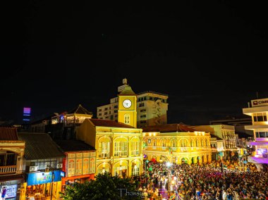 Phuket, Tayland - 29 Haziran 2024: Phuket Town 'da eşit evliliğin kutlanması için Aerial Top view Büyük açılış etkinliği. Phuket 'in Chater kavşağındaki düğüne büyük bir kalabalık katıldı.