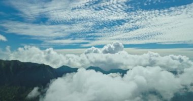 Bromo volkan grubunun hava görüntüsü. Bromo kraterinden yükselen beyaz duman sürükleniyor. Endonezya 'da sıralanmış Bromo Volkanları