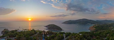 Promthep Cape bakış açısında gün batımında hava manzaralı bulut.