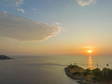 Güzel gökyüzünün havadan görünüşü Güneş günbatımında Laem Phromthep 'in denizinden yansıyor