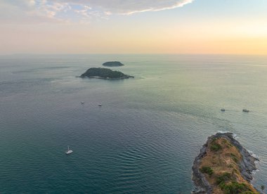 Promthep Cape bakış açısında gün batımında hava manzaralı bulut.