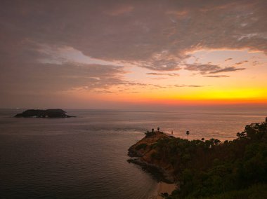 Laem Phrom Thep Bakış Açısı 'nda denizin üstünde çarpıcı günbatımında hava manzaralı renkli bir bulut.