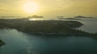 Promthep Burnu 'nun deniz üzerindeki altın gökyüzü renginin havadan hipersürat görüntüsü
