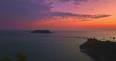 Gökyüzü, ünlü bir bakış açısıyla deniz üzerinde tatlı pembe bir renktir.
