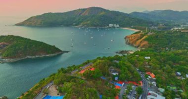 Promthep Burnu 'nun tepesinden gün batımında gökyüzü görüntüsü alınır..