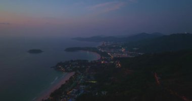 Üç Plaj Bakış Açısı 'nın üzerinde alacakaranlıkta karanlık gökyüzü