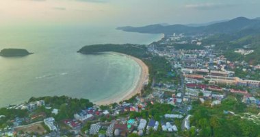 Üç Sahilden büyüleyici bir deniz manzarası. 