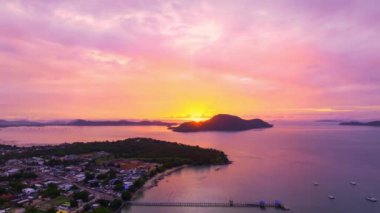 Gökyüzü alevler gibi görünüyordu adaların üzerinde. Panorama manzarası adanın üzerindeki pembe gökyüzü. 