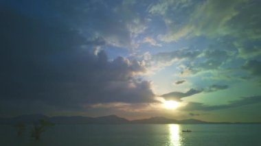 4K Zaman Hızlandırması Majestic Sunset ya da Sunrise Peyzaj İnanılmaz doğa ışığı Gökyüzü ve Bulutlar hareket ediyor. Renkli gökyüzü günbatımı bulutları. Rengi değişmiş. Gökyüzü dokusu arkaplanı.