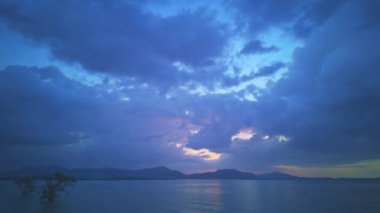 4K Zaman Hızlandırması Majestic Sunset ya da Sunrise Peyzaj İnanılmaz doğa ışığı Gökyüzü ve Bulutlar hareket ediyor. Renkli gökyüzü günbatımı bulutları. Rengi değişmiş. Gökyüzü dokusu arkaplanı.