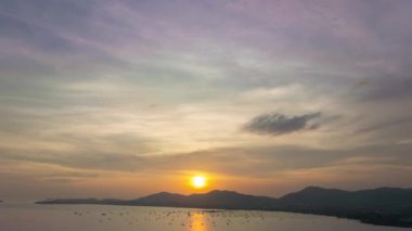 Dağların tepesindeki hava hiper hız manzarası gün batımı 