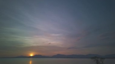 Zaman akıp gidiyor, okyanusun üzerinde günbatımının güzel gökyüzü.