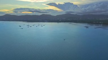 Mavi denizin üzerindeki hava hiper yanılma görüntüsü