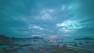 Rawai balıkçılık limanında zaman su gibi akıp geçiyor. Horizon Panorama Adası ve dramatik tatlı gündoğumu gökyüzü ve bulut arkaplanı. Doğa videosu çok kaliteli. bulut arkaplanı