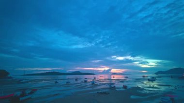 Rawai balıkçılık limanında zaman su gibi akıp geçiyor. Horizon Panorama Adası ve dramatik tatlı gündoğumu gökyüzü ve bulut arkaplanı. Doğa videosu çok kaliteli. bulut arkaplanı