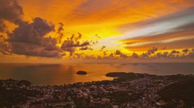 Kata Sahili 'nin yanındaki inanılmaz renkli gökyüzünün havadan hiperhızlandırılmış görüntüsü. Kata plajı popüler bir turistik merkezdir. Ufuk panorama şehri manzarası ve dramatik gökyüzü ve bulut gün batımı arka planı