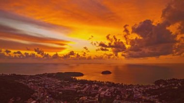 Kata Sahili 'nin yanındaki inanılmaz renkli gökyüzünün havadan hiperhızlandırılmış görüntüsü. Kata plajı popüler bir turistik merkezdir. Ufuk panorama şehri manzarası ve dramatik gökyüzü ve bulut gün batımı arka planı