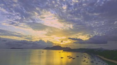 Tayland, Rawai plajında altın güneş ışığı hızını aşan mavi bulutlar.