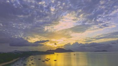 Tayland, Rawai plajında altın güneş ışığı hızını aşan mavi bulutlar.