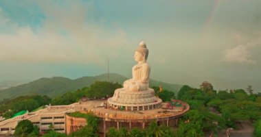 Gökyüzü manzaralı Phuket Büyük Buda heykeli dağın tepesinde gökkuşağı ile.