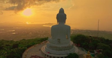 Hava manzaralı Phuket Dağdaki Büyük Buda bulutların arasından güneş ışığı alır
