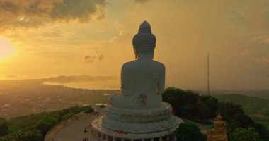 Hava manzaralı sarı gökyüzü Phuket 'in üzerinde, Büyük Buda' nın üzerinde.