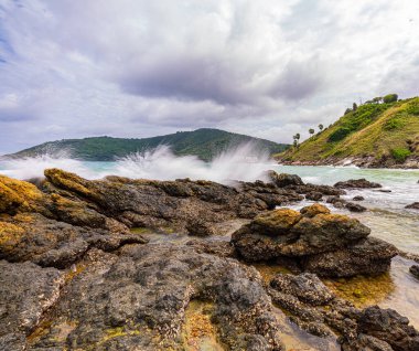 Yanui Sahili, Phuket, Tayland 'da kayalara vuran dalgaların manzarası.