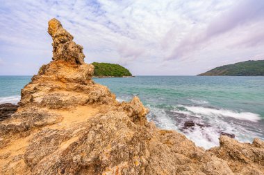Bu küçük adanın tepesinde tuhaf şekilli bir kaya var. Turistler tırmanıp fotoğraf çekmeyi severler. Adanın ilerisinde Man Adası var. Ve Nai Harn Sahili 'nin yan tarafında rüzgar türbinleri var..