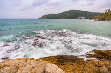 Dalgalar Yanui sahilinde kayalara çarpıyor, Phuket, Tayland.