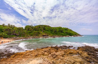 Büyük dalgalar su sıçrayana kadar kayalara çarptı.