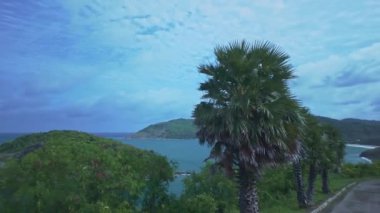 Laem Phromthep 'in önündeki Man Adası mavi denizle çevrili.