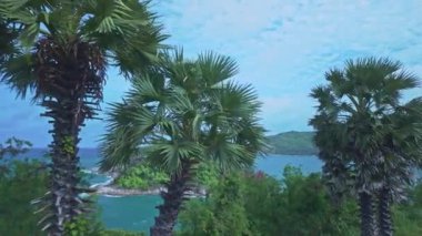 Laem Phromthep 'in önündeki yol yakınlardaki görüş açılarına bakıyor