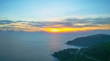 Karon plajında günbatımında egzotik tatlı gökyüzü. Renkli romantik gökyüzünün manzarası. Gün batımı..