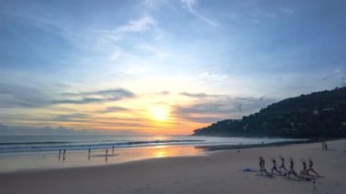 Güneşin çarpıcı günbatımının hava manzaralı yansıması. Güneşin yukarıdaki gökyüzünü boyadığı güzel manzara kumlu ve tatlı bir renkle hafifçe kırılıyor. Soyut doğa arkaplanı.