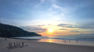 Karon plajında günbatımında egzotik tatlı gökyüzü. Renkli romantik gökyüzünün manzarası. Gün batımı..