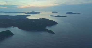 Promthep Burnu 'nun üzerindeki hava manzarası Phuket' te popüler bir dönüm noktasıdır. Denize açılan kayalık bölge, gün batımını izlemeye gelen turistleri buraya çeken bir dönüm noktasıdır.