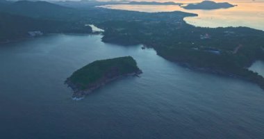 Promthep Burnu 'nun üzerindeki hava manzarası Phuket' te popüler bir dönüm noktasıdır. Denize açılan kayalık bölge, gün batımını izlemeye gelen turistleri buraya çeken bir dönüm noktasıdır.