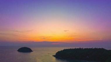 Layan plajı Phuket 'teki Kala adasının üzerindeki hava hızını arttırır. Gün batımının renkli gökyüzü ufukta. Phuket sahil denizi Muhteşem plaj, Phuket Tayland plajı, Doğa ve Seyahat Konsepti.