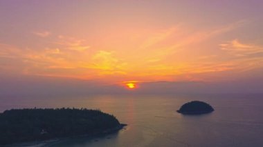 Layan plajı Phuket.Phuket 'teki Kala adasının üstündeki hava hipervanesi. Ufukta günbatımının renkli gökyüzü. Phuket plajı. İnanılmaz plaj, Güzel sahil Phuket Tayland, Doğa ve Seyahat Konsepti..