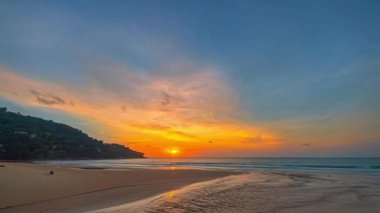 Karon plajının üzerindeki muhteşem gökyüzü renkli günbatımında yer alıyor. Güneşin gökyüzünü boyadığı güzel bir sahne. Dalgaların üzerinde yavaşça kumlu tatlı bir renge boyadığı. Soyut doğa arkaplanı.