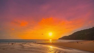 Zaman su gibi akıp geçiyor denizin üzerinde güzel günbatımında inanılmaz renkli bulut. Güzel gündoğumu manzarası ufuk üzerinde doğanın inanılmaz ışığı. Renkli gökyüzü günbatımı veya gündoğumu arkaplanı.