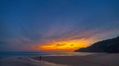 Zaman su gibi akıp geçiyor denizin üzerinde güzel günbatımında inanılmaz renkli bulut. Güzel gündoğumu manzarası ufuk üzerinde doğanın inanılmaz ışığı. Renkli gökyüzü günbatımı veya gündoğumu arkaplanı.