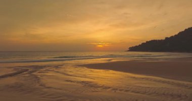 Ufkun üzerindeki sarı gökyüzünde süzülen hava manzaralı bulutlar. Gökyüzünde bulutlar olan renkli romantik gökyüzü günbatımı manzarası. renkli bulutlar uzaklaşıyor yuvarlanıyor. 
