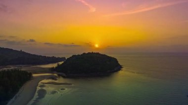 Layan plajı Phuket 'teki Kala adasının üzerindeki hava hızını arttırır. Gün batımının renkli gökyüzü ufukta. Phuket sahil denizi Muhteşem plaj, Phuket Tayland plajı, Doğa ve Seyahat Konsepti.