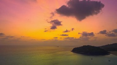Layan plajı Phuket.video 4K 'da Kala adasının üzerinde gün batımının havadan hipersüratli görüntüsü. Doğa videosu çok kaliteli. Gün batımında gökyüzünde gökyüzünde bulutlu romantik gökyüzü manzarası.